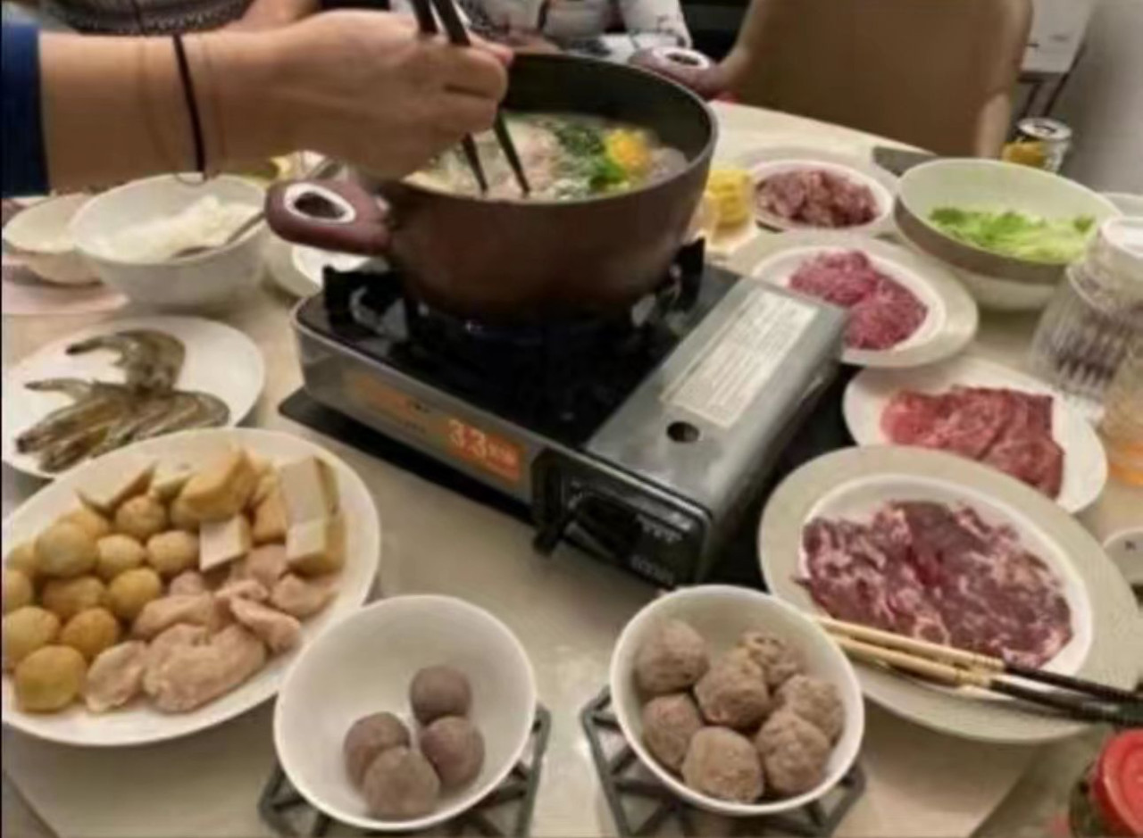 郭晶晶一家五口豪宅打邊爐揭生活樸實！餐桌上一細節證實豪門分分鐘仲貼地！