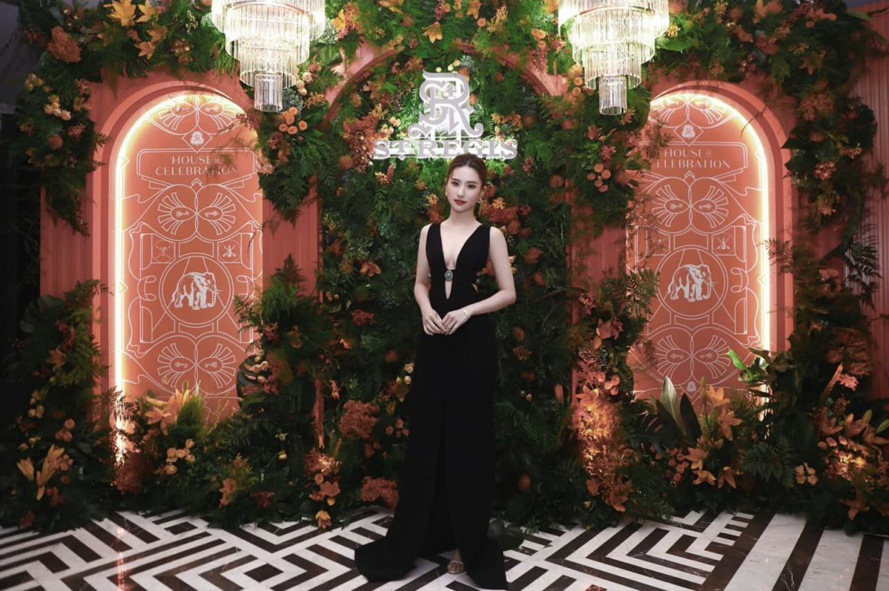 何超蓮低胸俯身大騷豐滿上圍！側身線條表露無遺！網民激讚完美體態！