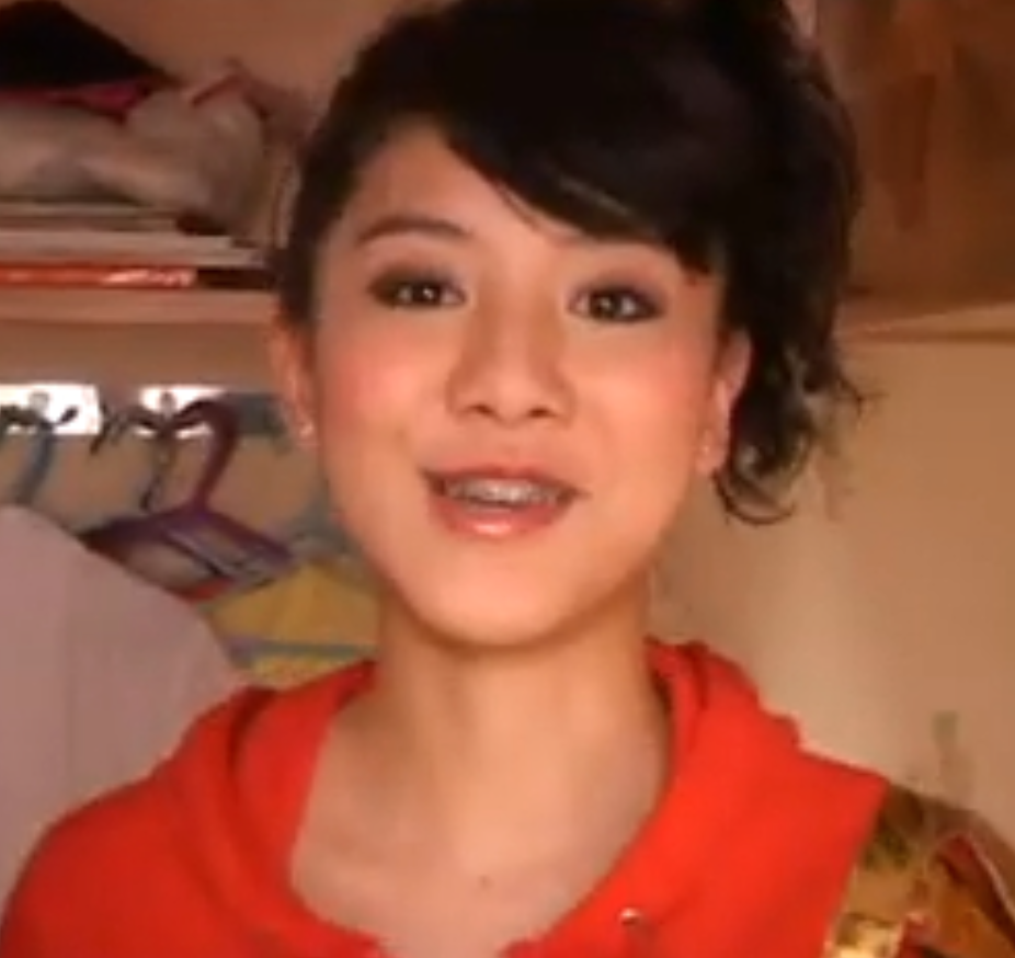 王敏奕14歲出道青澀照曝光！一臉稚氣露鋼牙！五官精緻顏值超高！