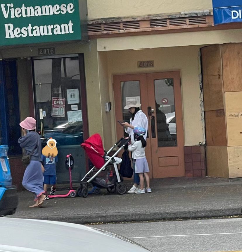 39歲鍾嘉欣街頭被野生捕獲！無懼素顏一拖三！網民：看不出已為人母！