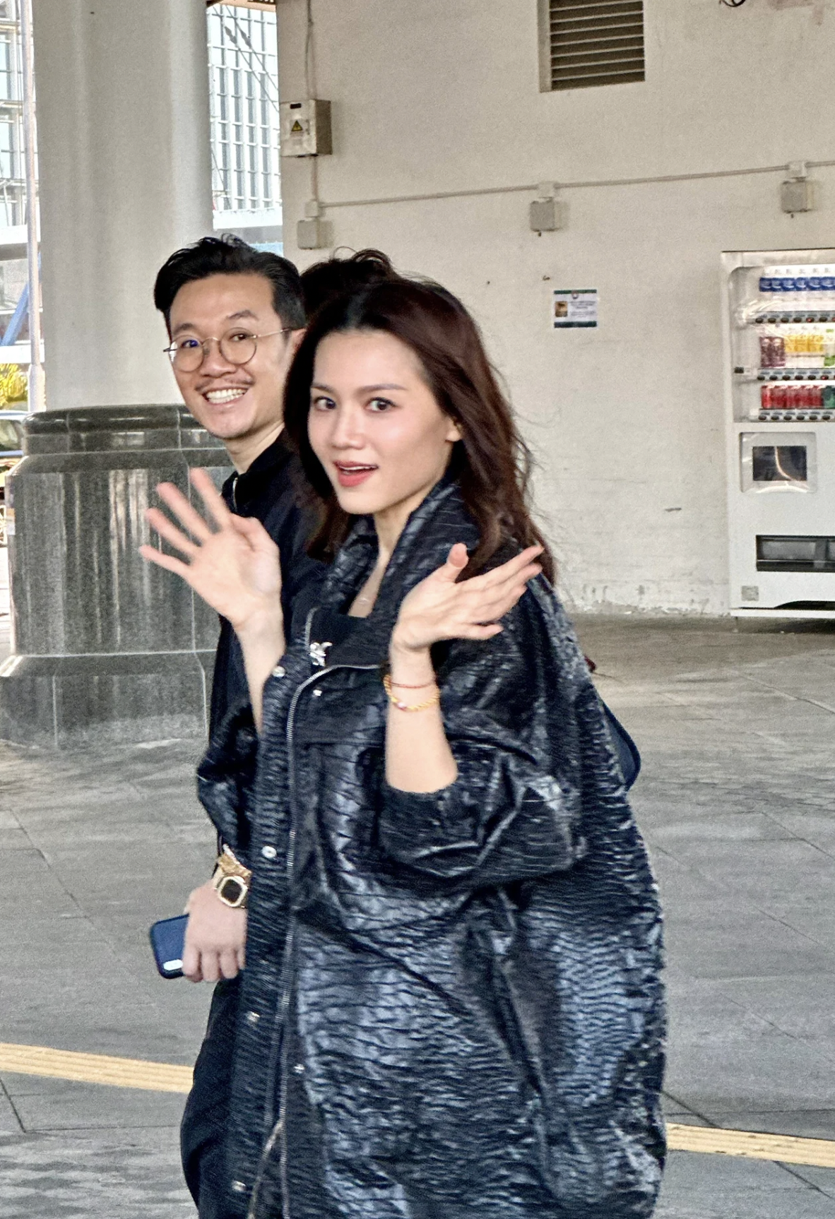 38歲周秀娜中環被野生捕獲！真人氣質略見歲月痕跡！竟被誤認《愛回家》三太樊亦敏！