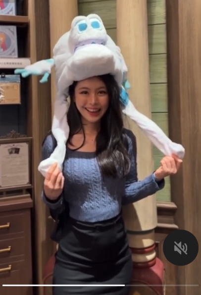 最美新聞小花林婷婷現身迪士尼！緊身衫更顯凹凸有致！