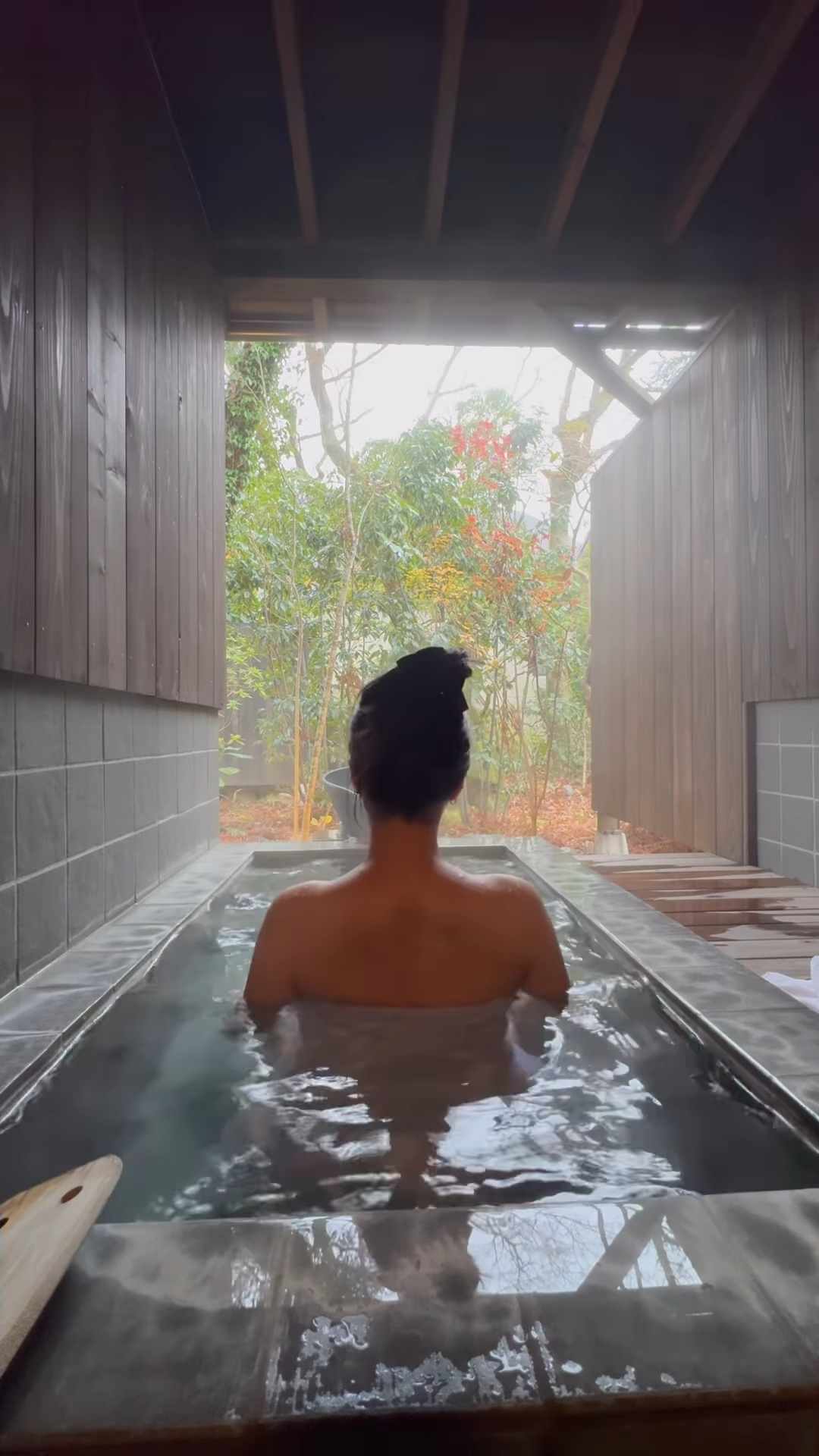 陳瀅日本浸溫泉大騷香肩美背！身形消腫回復巔峰！