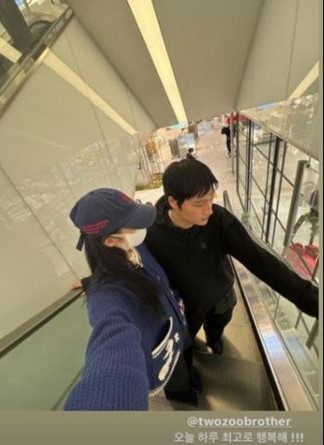 Jennie倫敦頭貼男生行街仲親密自拍！網民瘋狂猜測：「這個男生是誰？」