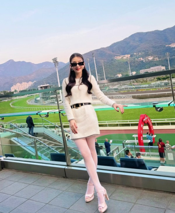 方媛馬場裝扮與Jennie同款被批老土！網友：濃濃土味毀了一身精品