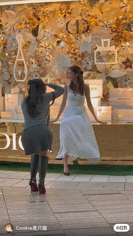 岑麗香名店打卡旁若無人！超低胸晒產後豐滿上圍！