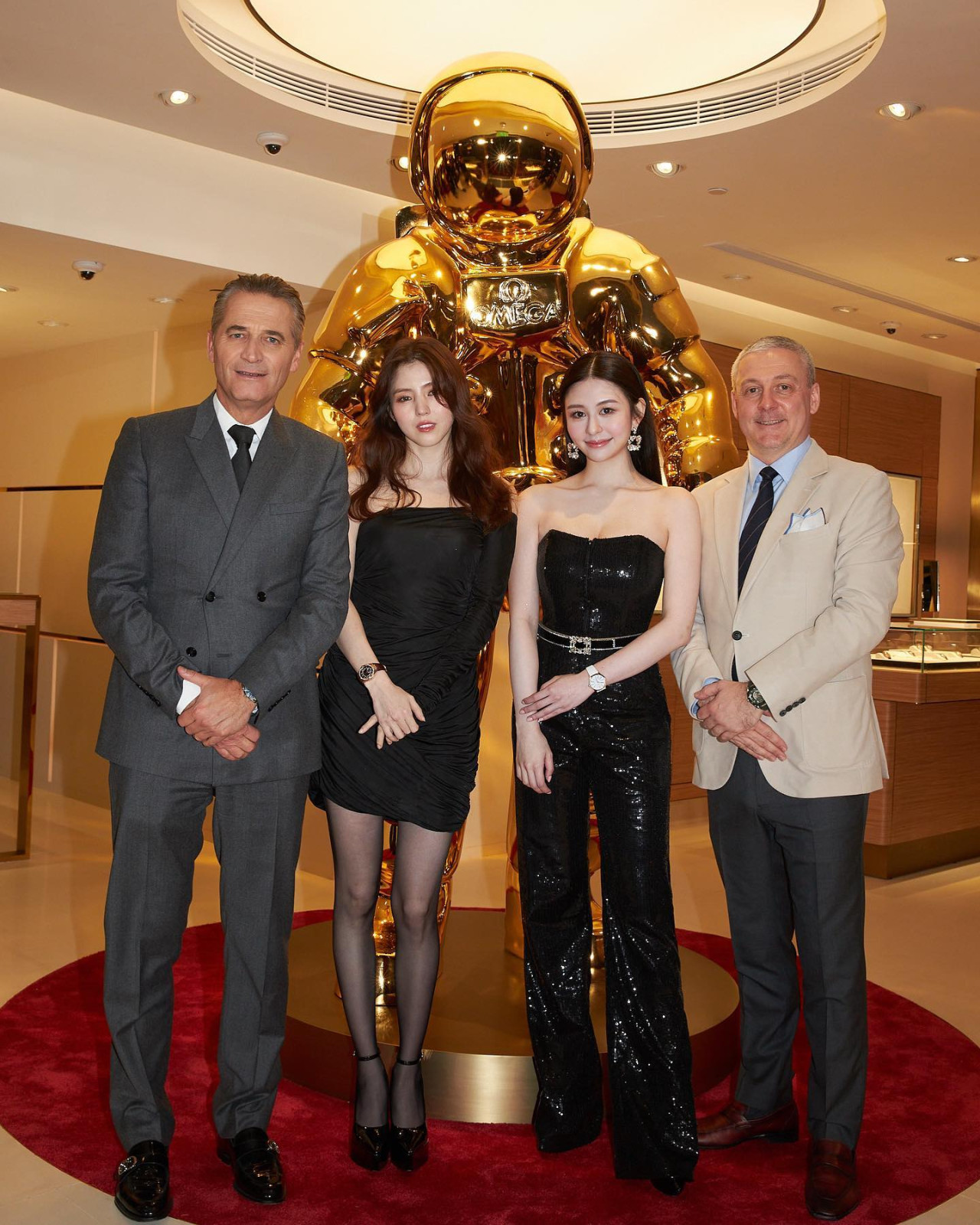 沈月與韓素希世紀合照瘋傳！網民爭論真女神憑一點分出高下！