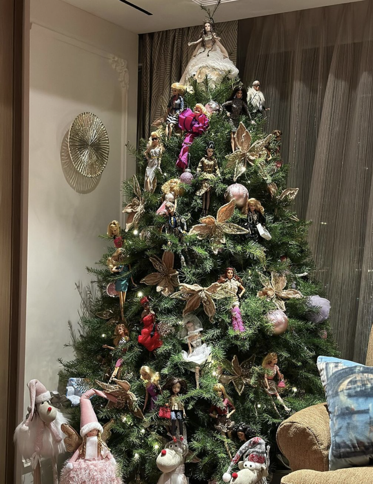 顧紀筠豪華聖誕樹再次顛覆貧窮想像！掛滿特別版Barbie太壯觀！