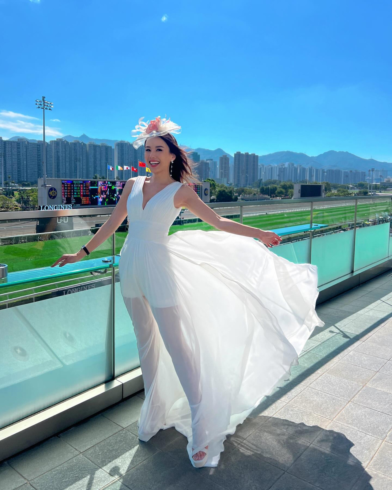 42歲最強人妻港姐楊洛婷性感現身馬場！谷5吋事業線輾壓28歲鄧卓殷！