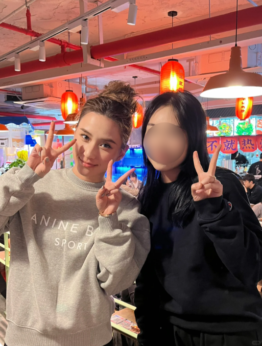 賭王千金何超蓮行街市被偶遇！一個貼地舉動獲讚圈粉！