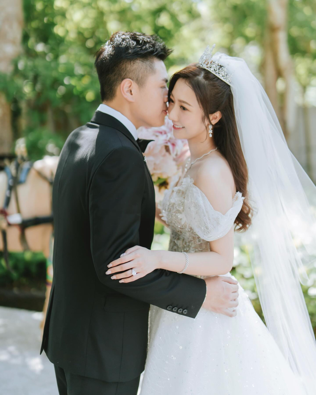 何依婷結婚一年宣布懷孕5個月！貼一家三口合照晒孕肚！