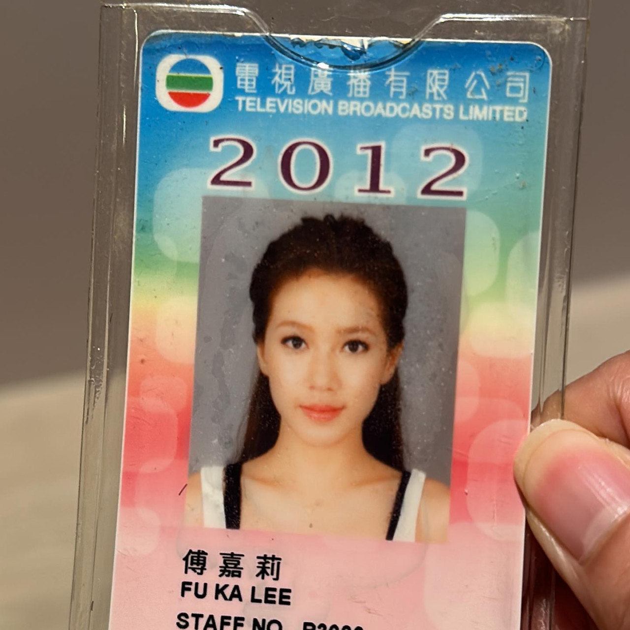 傅嘉莉曬11年前索爆員工證！台慶獲提名「飛躍進步女藝員」被恥笑年紀大 ！