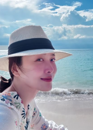 44歲周勵淇終極素顏樣曝光！真實皮膚狀態驚人如吹彈可破！