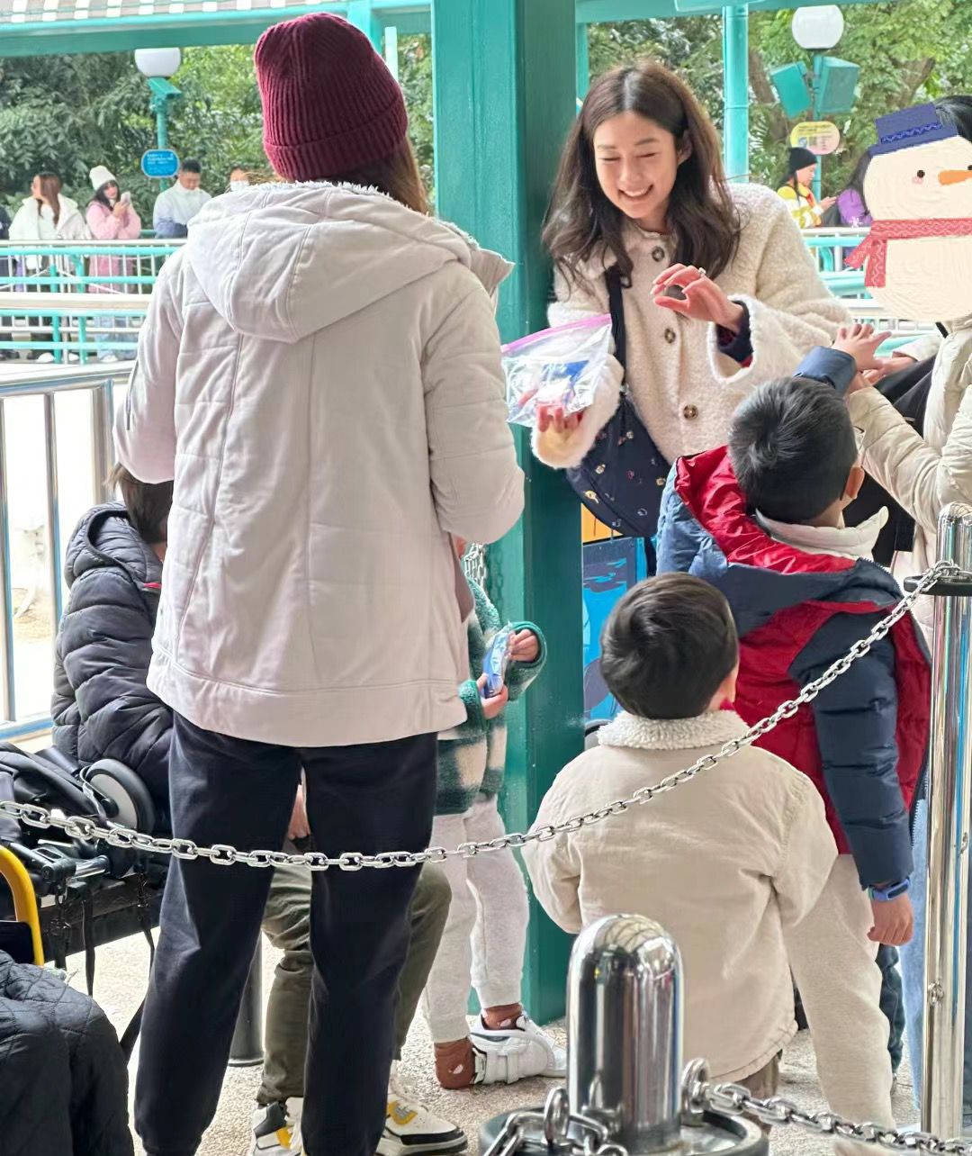 岑麗香淡妝帶仔仔遊主題樂園！一動作獲讚低調貼地！