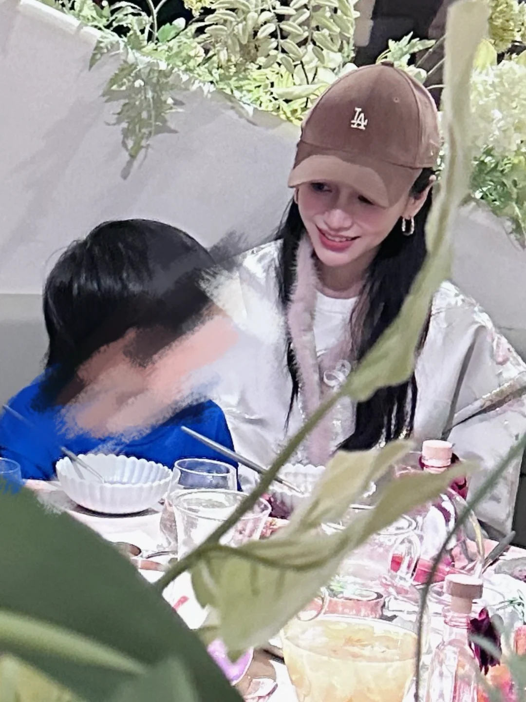 Angelababy被封殺後湊仔被偶遇！網民：人群裡真的很亮眼