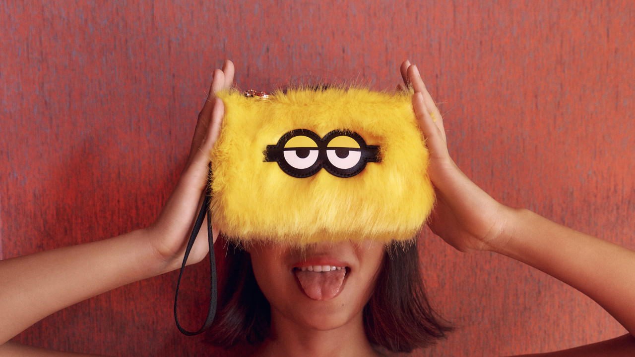 MINIONS迷必留意！《迷你兵團》超可愛手袋登場：手拿包、斜揹袋、小背包