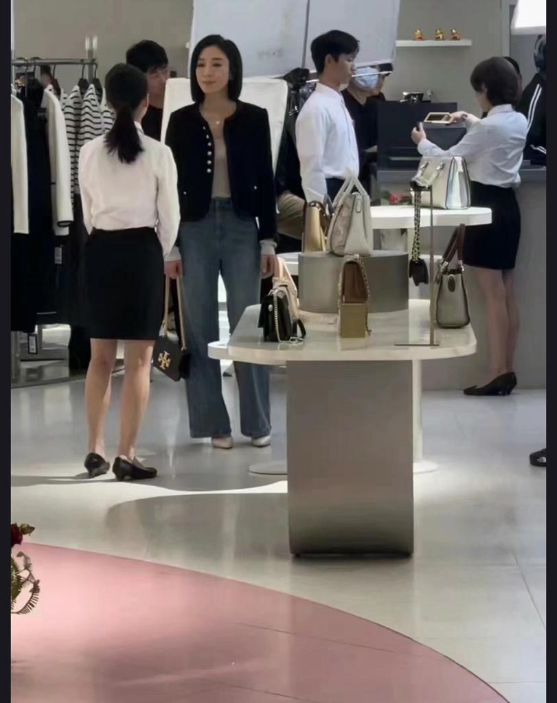 TVB奸角視后行街疑當眾黑面！氣場嚇窒網民：好似想摑人一巴！