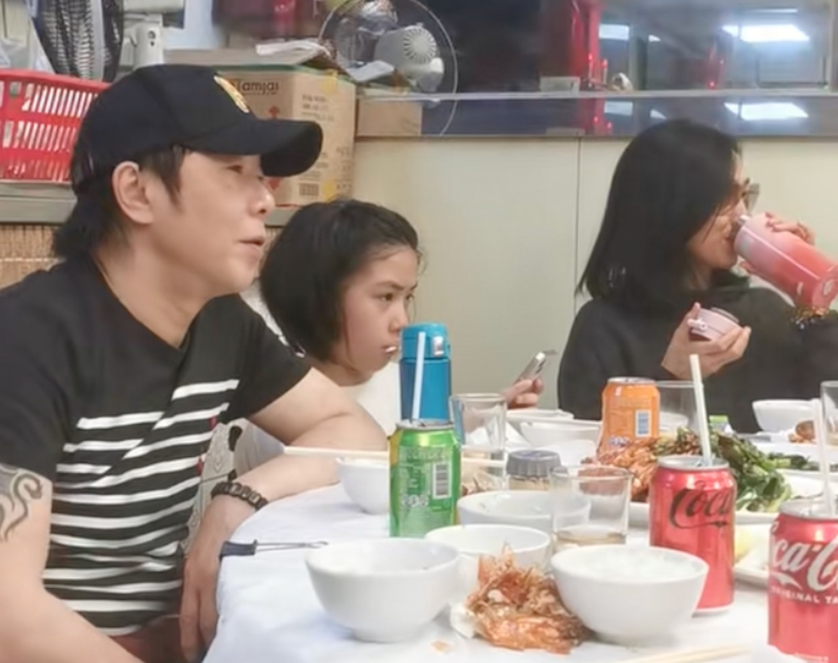 52歲朱茵最新近照曝光！霸氣盡露食大排檔！網民大讚依舊靚到癲！