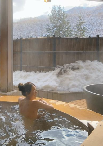 港姐人妻楊洛婷裸浸溫泉惹爭議！一句話揭真相秒殺網民盡顯高EQ！