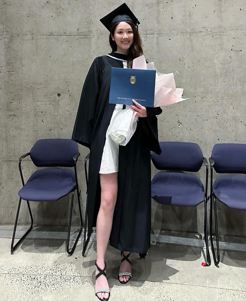 鄧佩儀晒索爆畢業相告別校園！性感短裙大騷長腿獲讚最美畢業生！