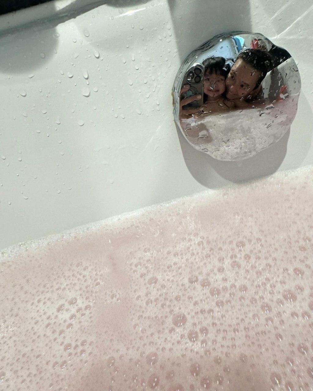 余香凝晒母女出浴照疑全裸出鏡！囡囡越大越靚！