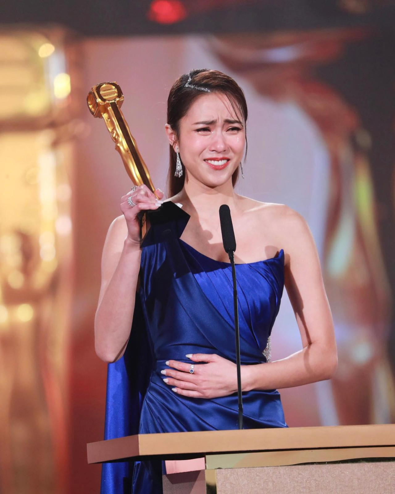 飛常日誌丨劉穎鏇生圖曝真實身形！空姐制服配黑絲晒長腿！