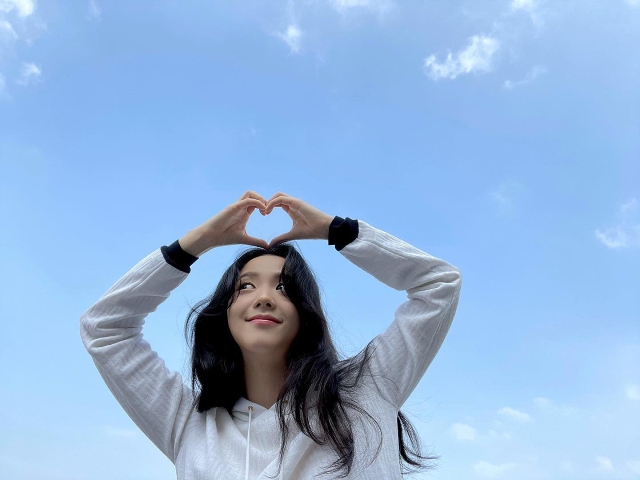 從拍照姿勢看出你人格類型！常手比愛心=個性善良純真？