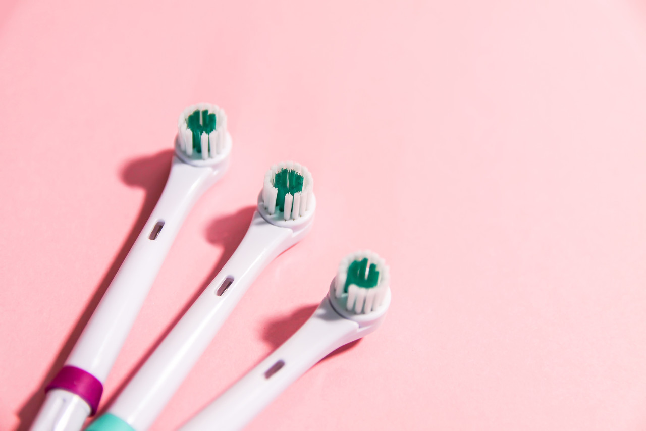 美白牙齒步驟｜家居/專業方法推薦：天然椰子油/自有光診所藍光/美白牙貼