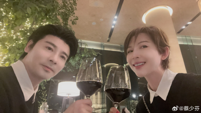 蔡少芬攬實張晉慶祝結婚16周年！激罕晒浴袍照解放水著look！