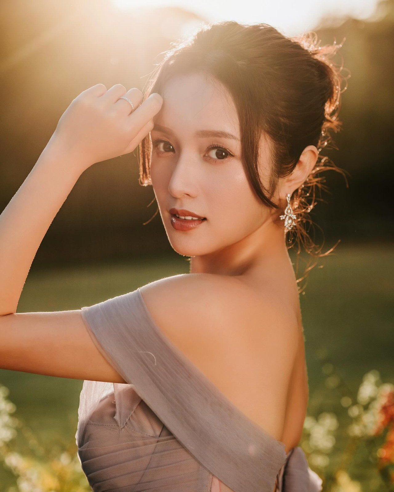 鄺潔楹洶湧身材升級性感大解放！平躺盡現女性曲線美效果震撼！