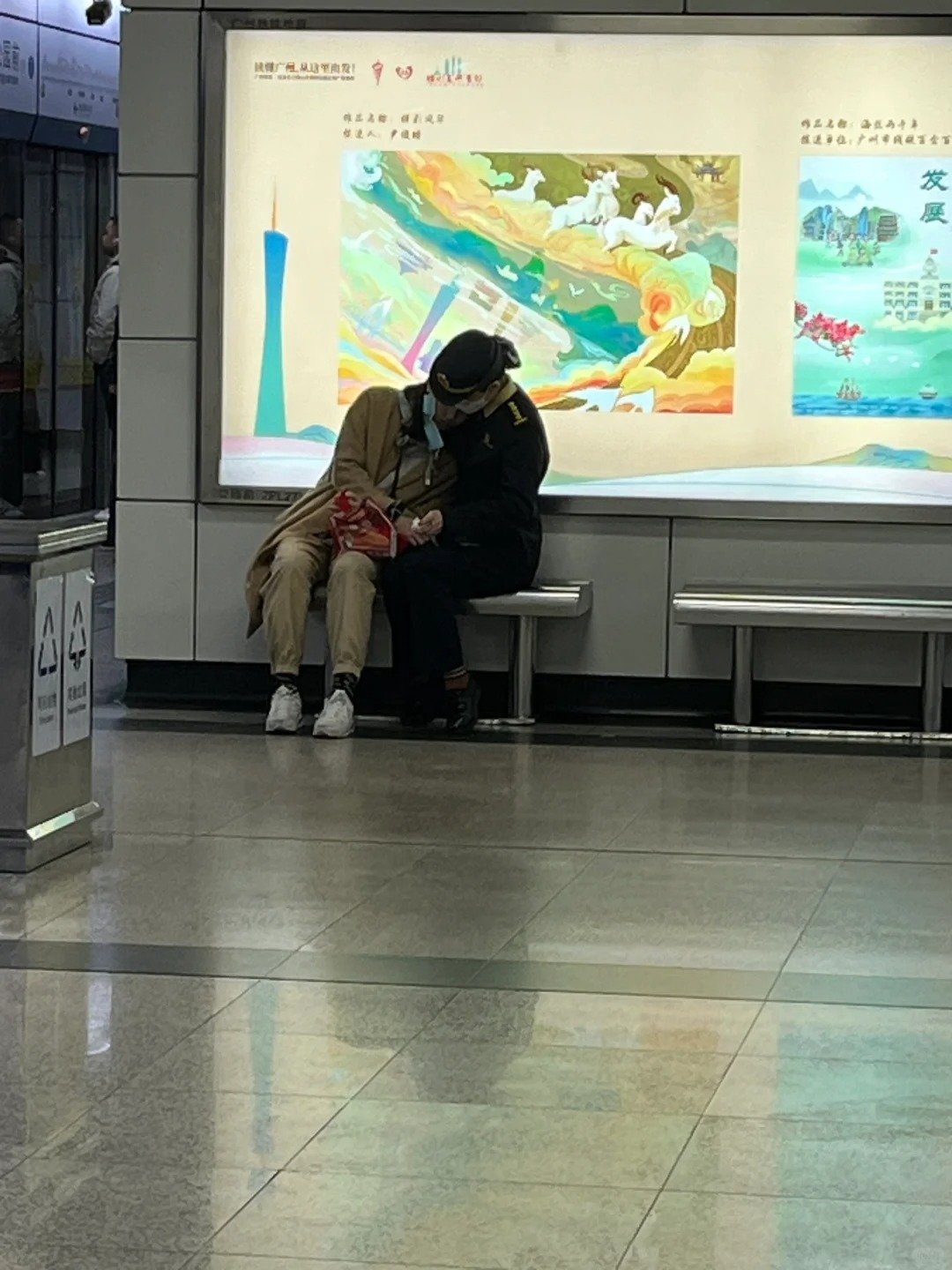 地鐵女乘客身體不適！女職員一舉動獲讚暖心天使：地鐵天使姐姐！