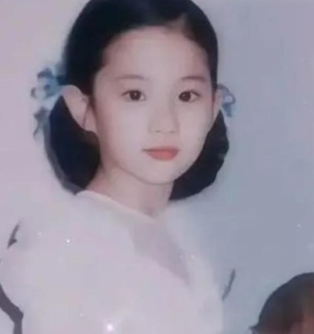 劉亦菲童年嫩照激罕曝光！網民勁讚：從小到大都是「天然美女」！