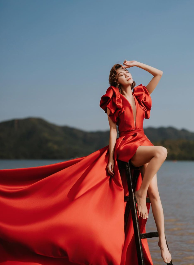 朱智賢激罕晒42吋長腿！中門大開Deep V直落肚臍！