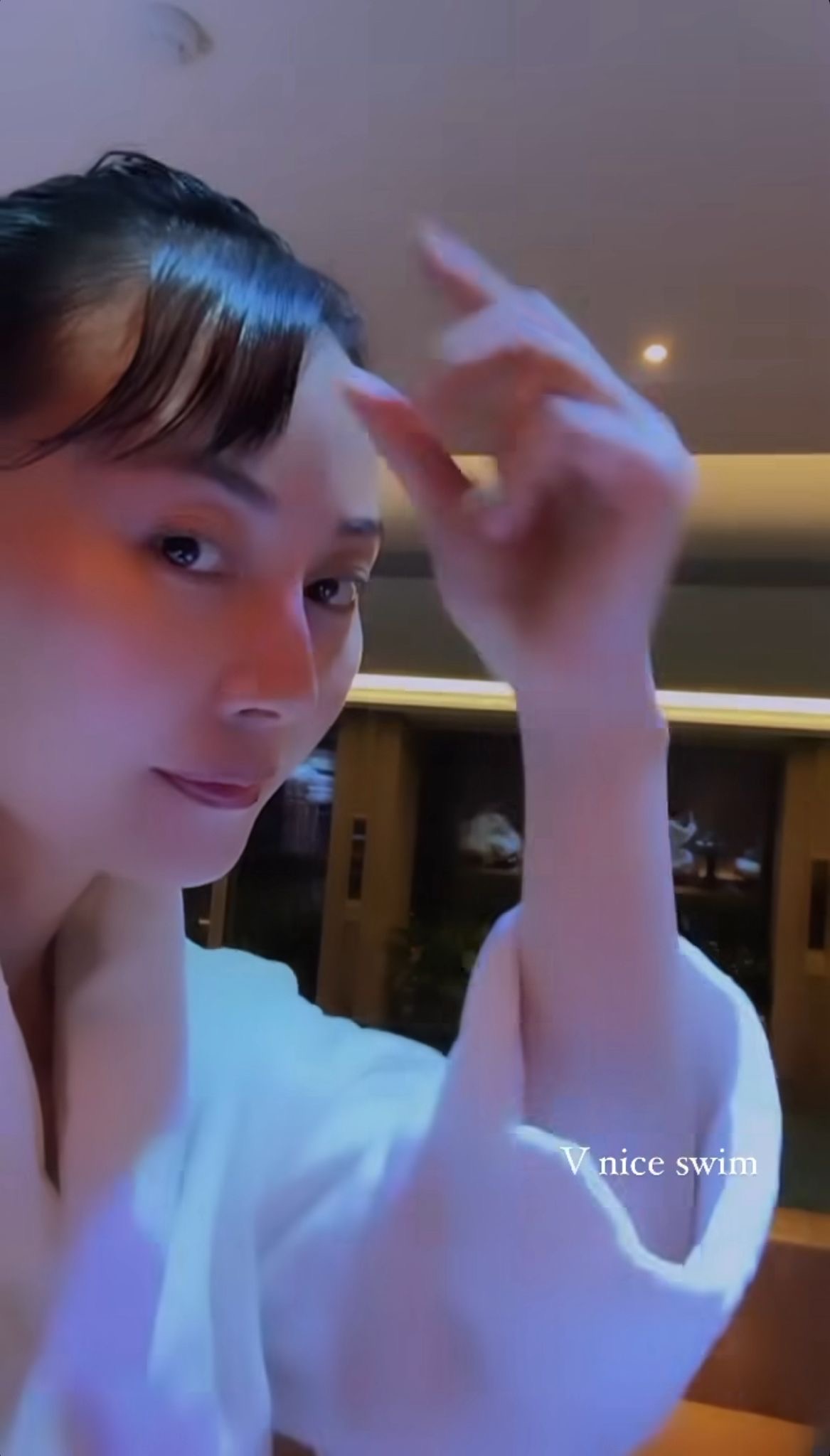 袁嘉敏移英最新近照驚見「清朝額」！浴袍look自拍揭真實髮線！