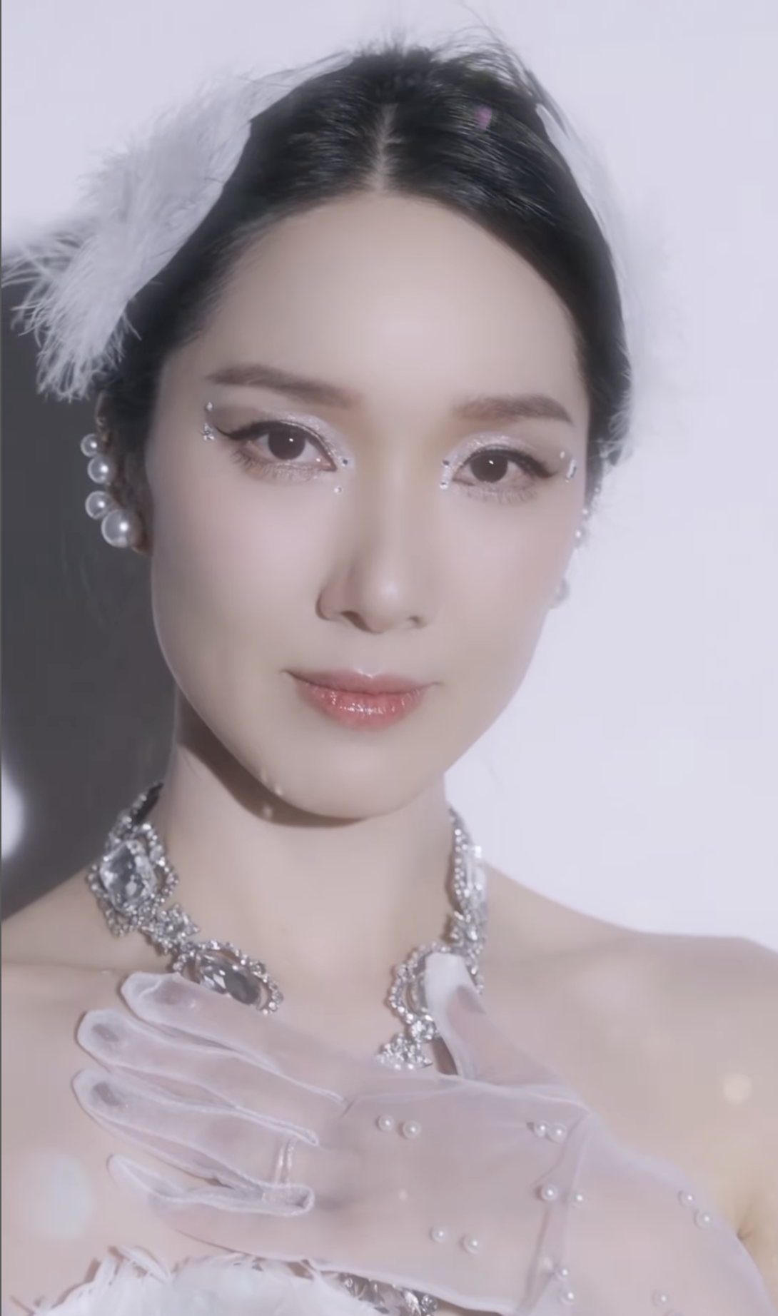 李亞男化身白天鵝美貌驚艷網民！兩孩之母保養得宜唔似就40歲！