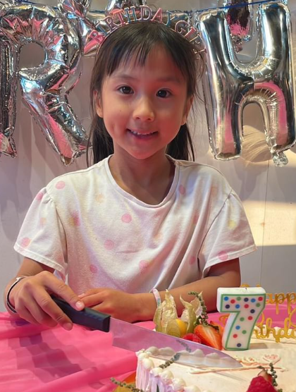  港姐冠軍張嘉兒7歲囡囡愈大愈靚！可愛靚樣更勝媽媽當年選美外表！