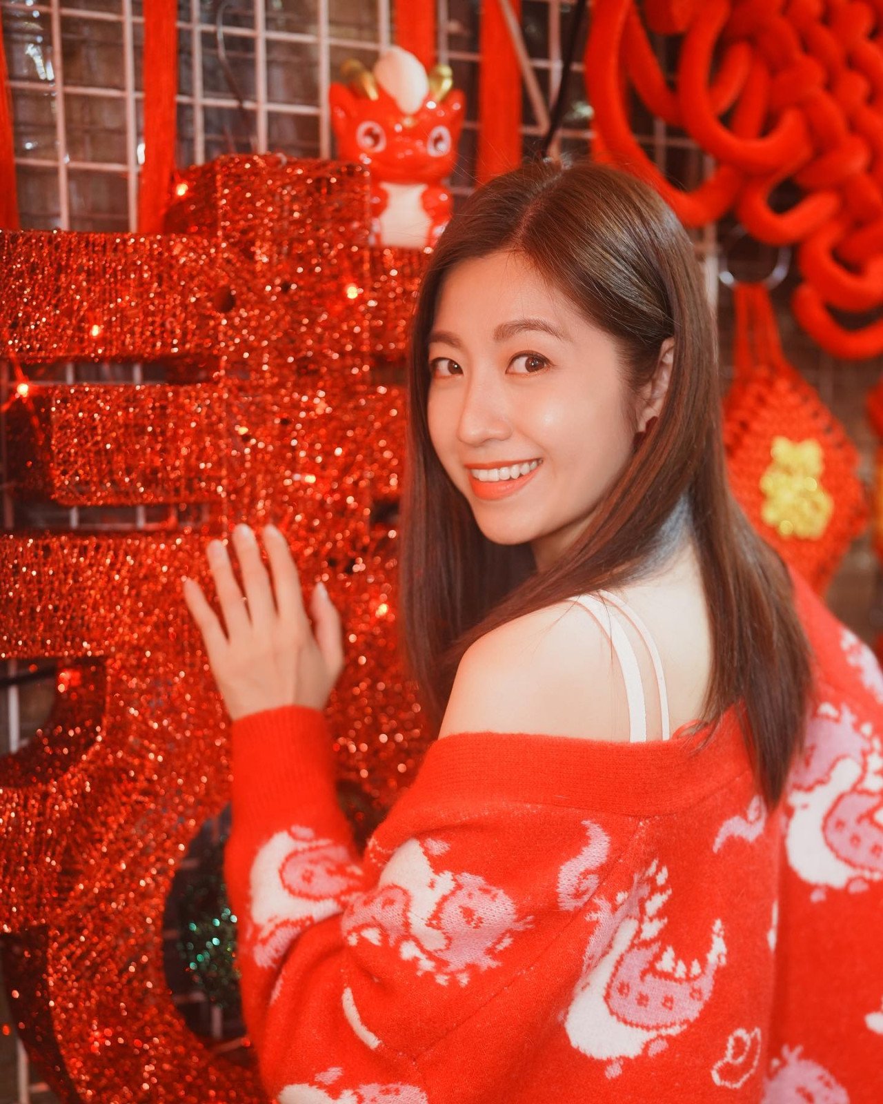 42歲陳自瑤晒性感拜年相！白色小背心玩跌膊！