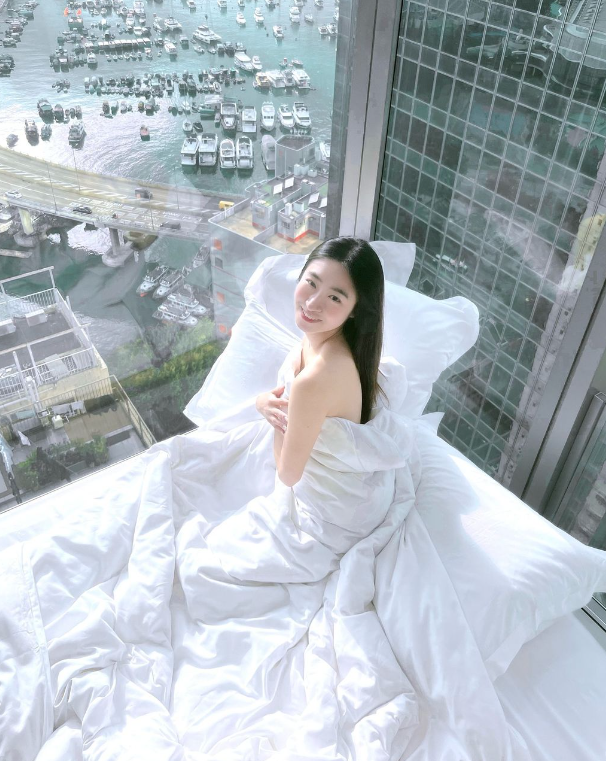 J2女神黃紫恩晒酒店床照！真空上陣僅用被遮身獲讚性感尤物！