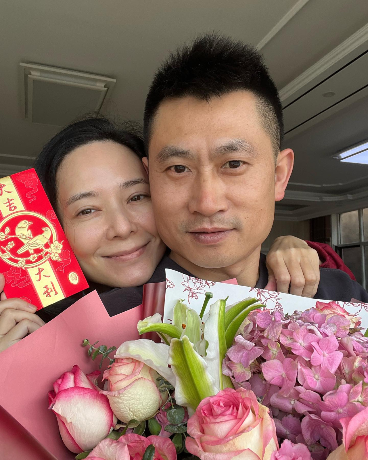 郭羨妮晒真實素顏相連毛孔都見到！結婚13年與老公頭貼頭合照恩愛如昔！