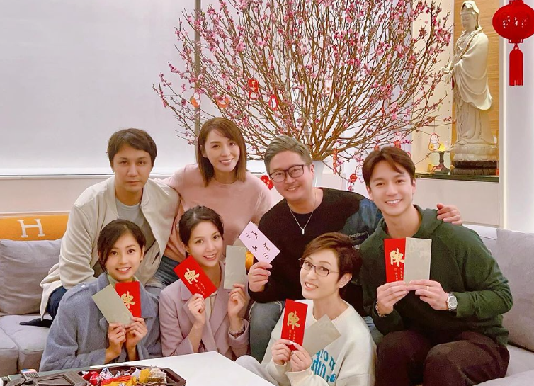 陳煒夫婦團拜大派利是！57歲港姐冠軍雲英未嫁照拎零尷尬！