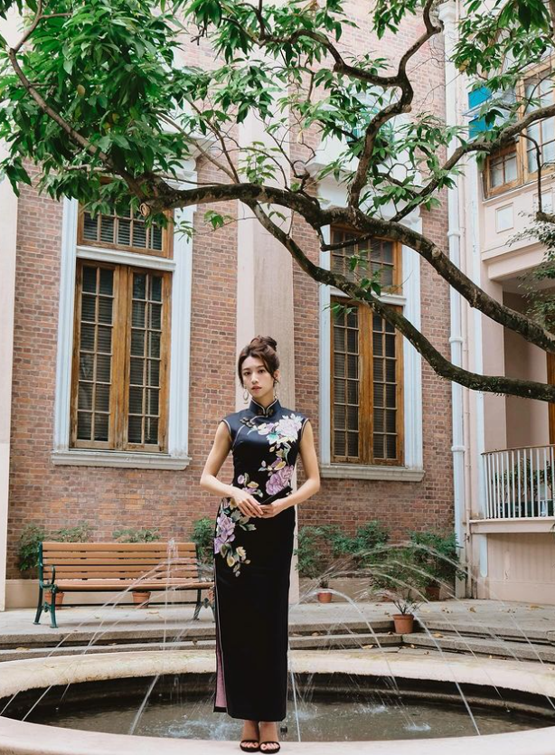 蔡思貝旗袍look散發知性美！Fit爆身材反被張振朗笑似飲茶知客！