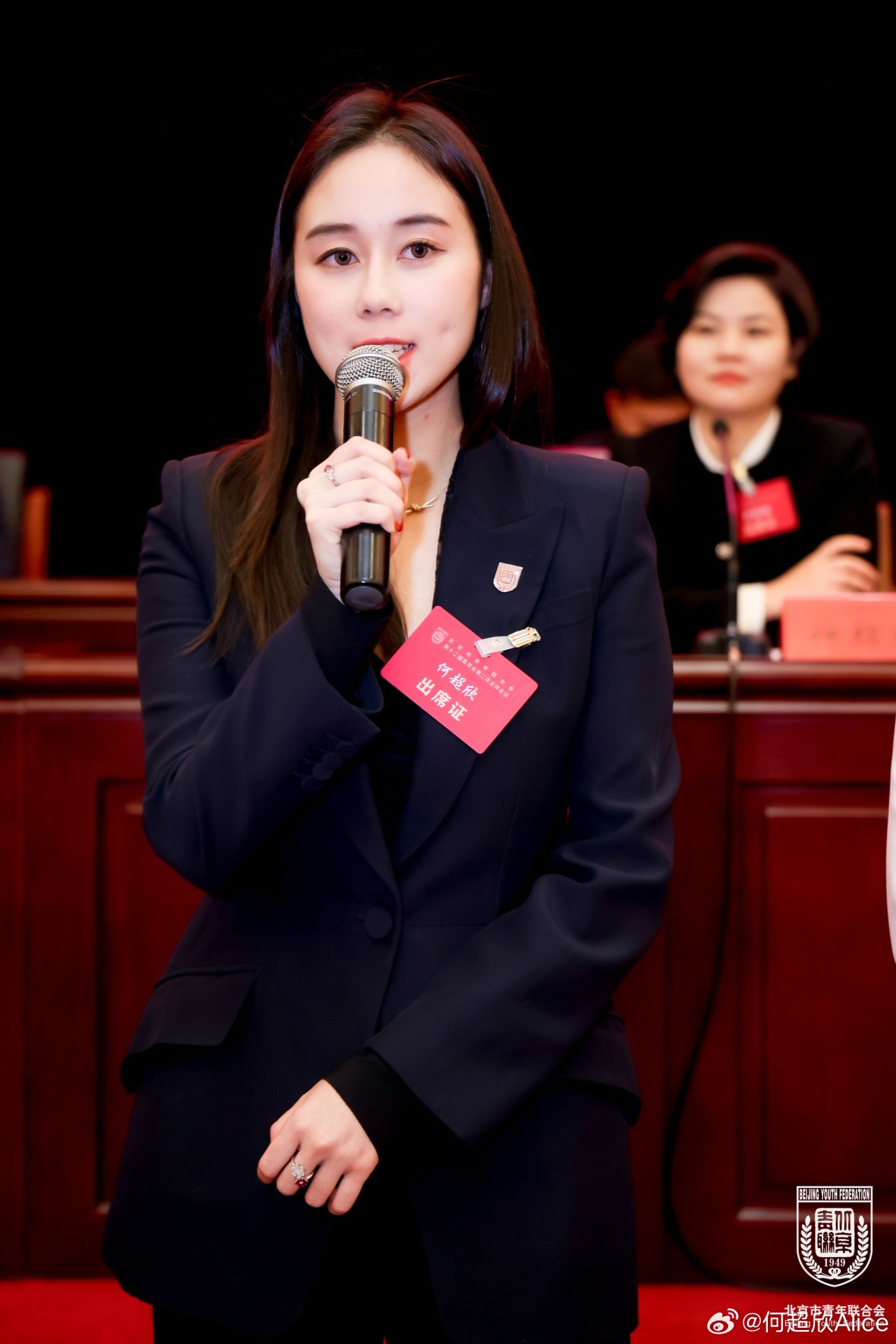 何超欣晒超貼地$8平民午餐！工作證意外曝光長駐內地做老師？