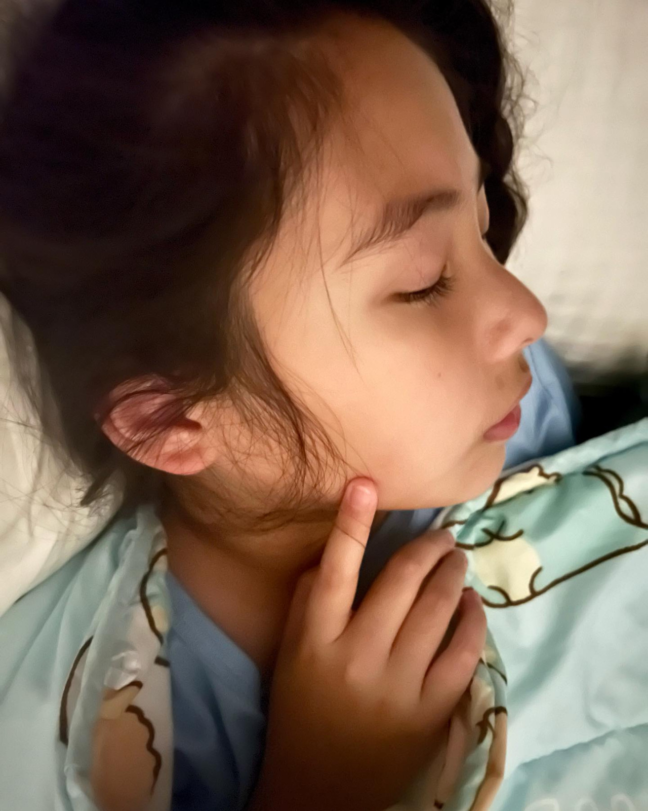 郭羨妮12歲女兒五官甜美近照曝光！遺傳精緻美貌！獲網民大讚未來港姐！