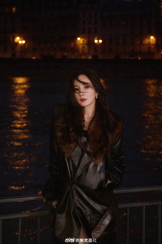 楊冪巴黎時裝週真實面貌曝光！零修圖高清照驚見臉頰凹陷！