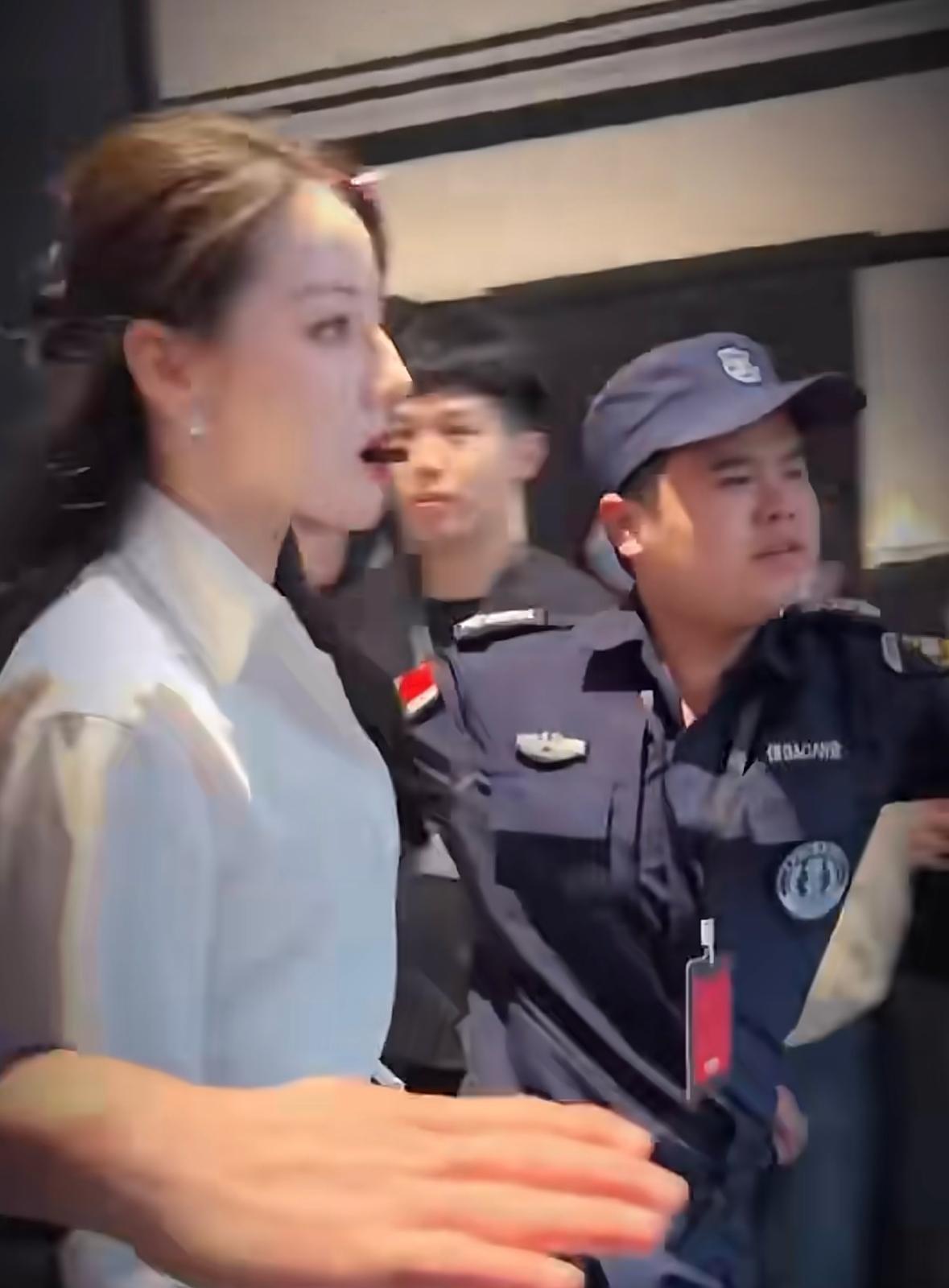 迪麗熱巴模仿韓韶禧「咬筆蓋」？網民狠批太做作：做唔到佢嘅氣質！