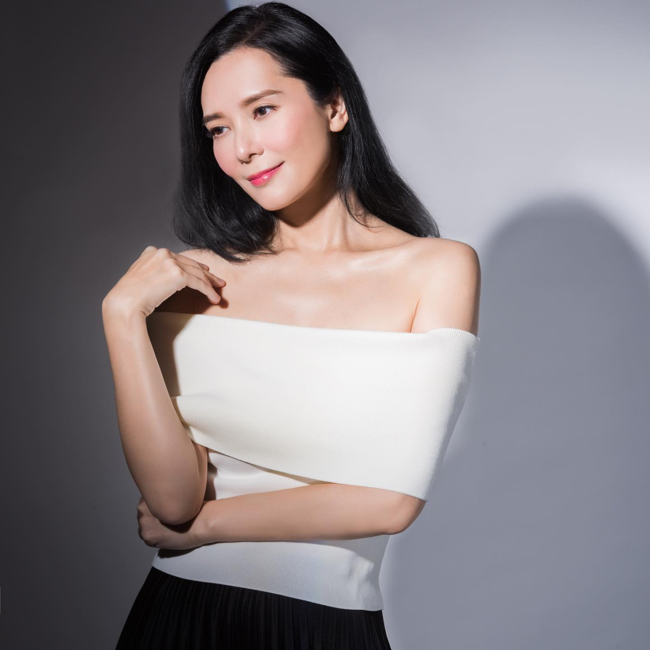 49歲郭羨妮淡出幕前仍然明艷照人！近照靚到發光獲網民激讚：頂級女人