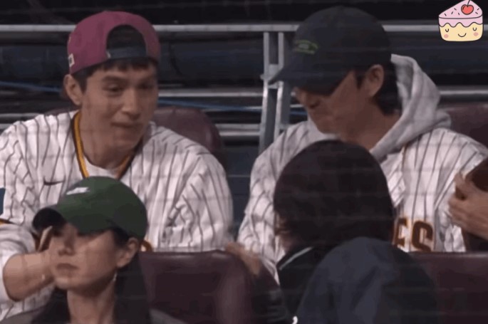 愛的迫降、鬼怪CP球場驚喜合體！孔劉、李棟旭穿情侶球衣網民超興奮！