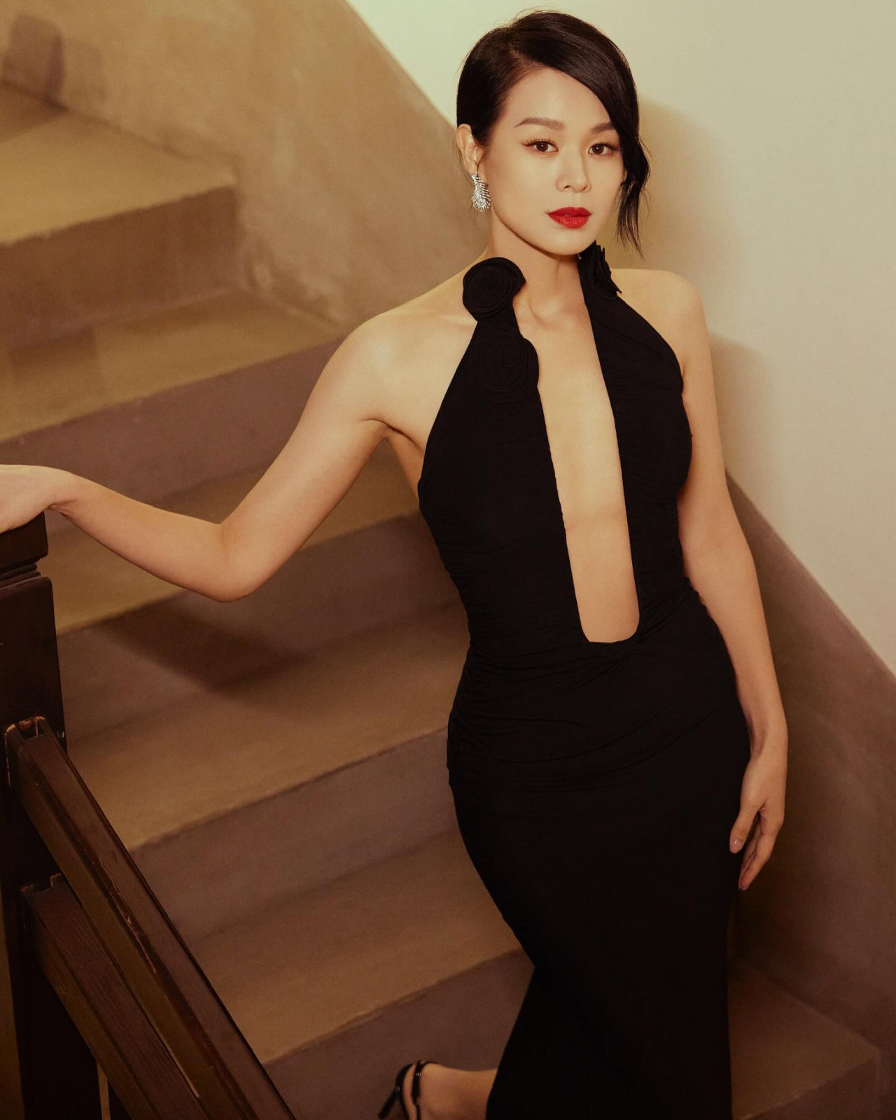 胡杏兒激罕性感Deep V中門大開！三孩之母愈來愈靚近照驚艷網民！