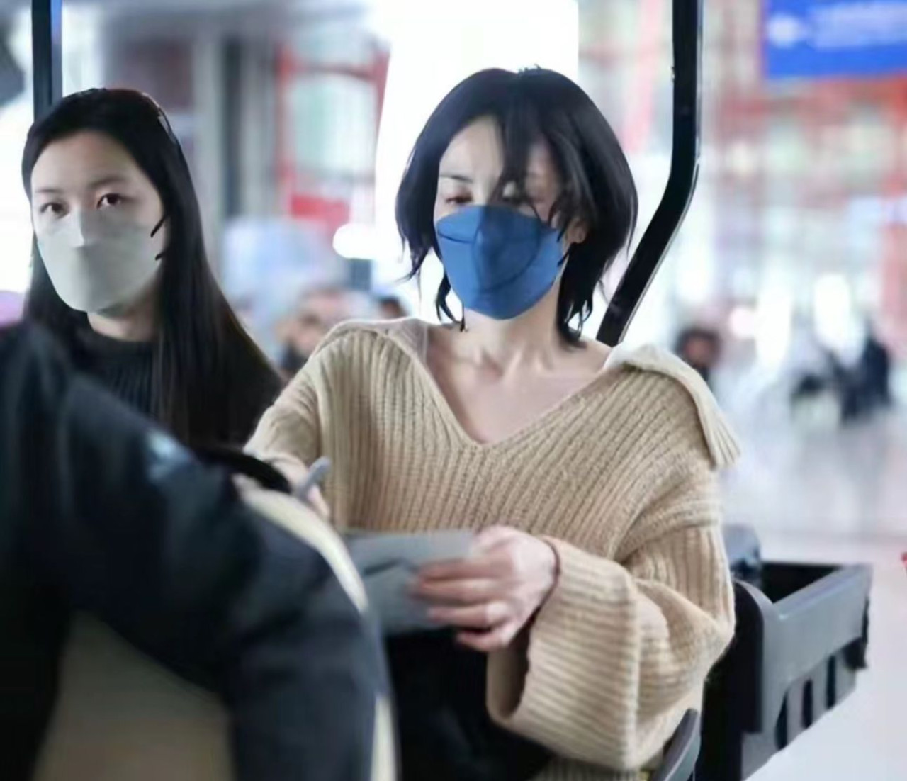 王菲李嫣機場被野生捕獲！罕有母女同框引發熱議：女兒長這麼高了！