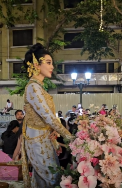 范冰冰泰服look霸氣出巡泰國潑水節！私下素顏生圖流出極大對比！